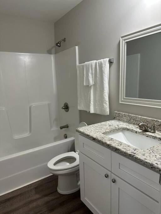 קונקורד Gorgeous 3 Bedroom Home With Cable Tv In All Rooms & Free Wi-Fi מראה חיצוני תמונה