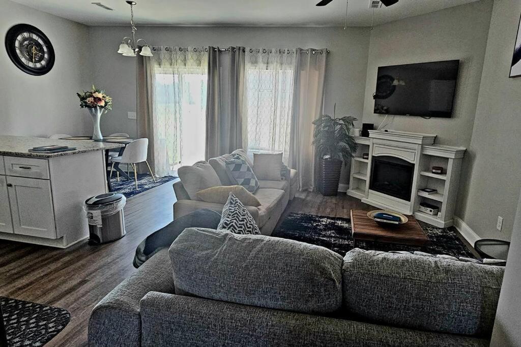 קונקורד Gorgeous 3 Bedroom Home With Cable Tv In All Rooms & Free Wi-Fi מראה חיצוני תמונה